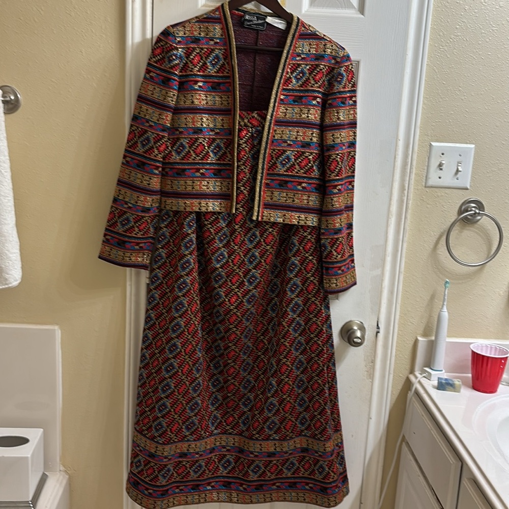 Crissa linea Italiana 2-piece maxi length and long sleeve suit. Made in Italy